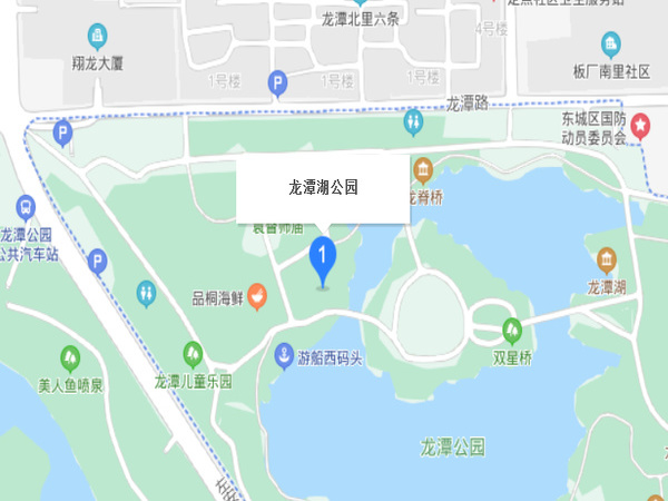 龍?zhí)逗?>龍?zhí)逗?，位于北京市東城區(qū)外城東南隅，龍須溝流經(jīng)此地，故命名為&ldquo;龍?zhí)逗?rdquo;。為古高梁河穿過的地區(qū)，屬海河流域北運河支流通惠河支流護城河水系。因明圍筑外城墻的窯坑積水形成，中華人民共和國建國后，疏挖成三處湖面，面積44.3萬多平方米，并于1980年代建成大型河湖公園（龍?zhí)逗珗@、北京游樂園、龍?zhí)段骱珗@）。也是南城雨水的調蓄湖泊</ul></div>
<div   id=
